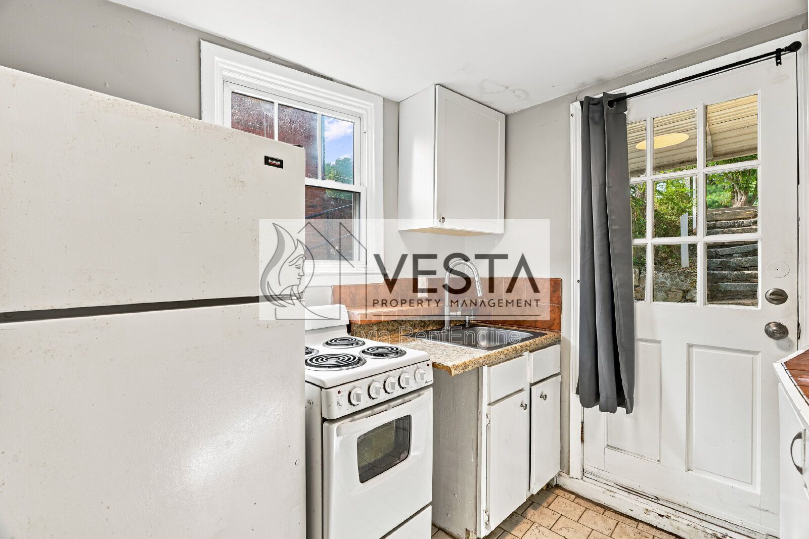 Studio Apartment - Walkable to Downtown and all of Merrimon property image