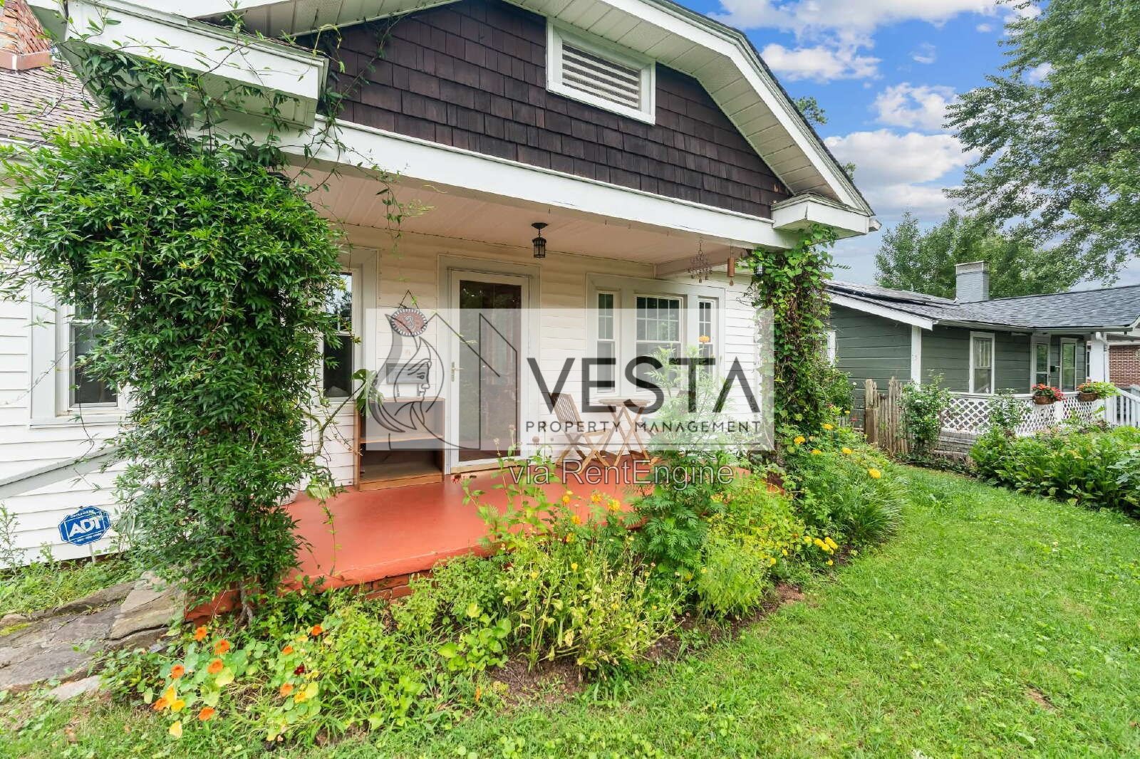 Charming 2-Bed Oasis in Asheville - Perfect Blend of Comfort and Convenience! property image