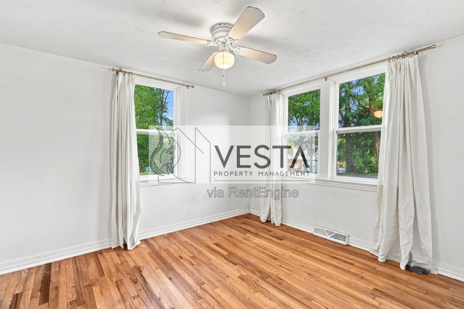 Charming 3-Bedroom with 2-Car Garage! Candler! property image