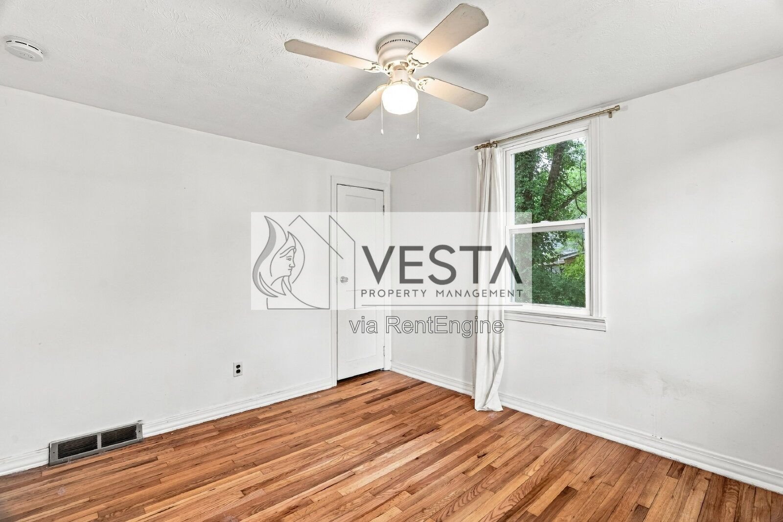 Charming 3-Bedroom with 2-Car Garage! Candler! property image