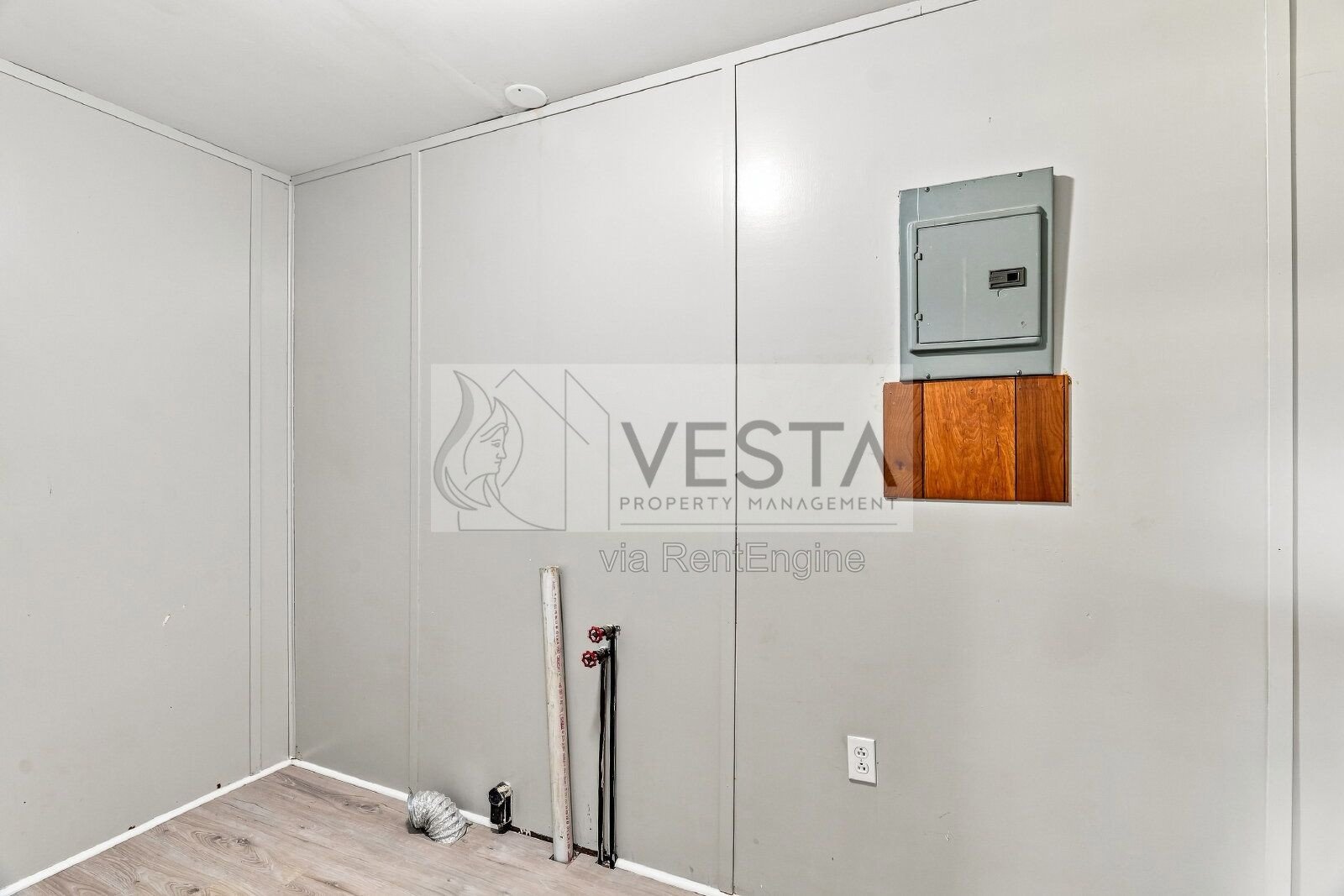 Updated 2BR/1BA Home in Waynesville w/ Carport & Hardwood Floor property image