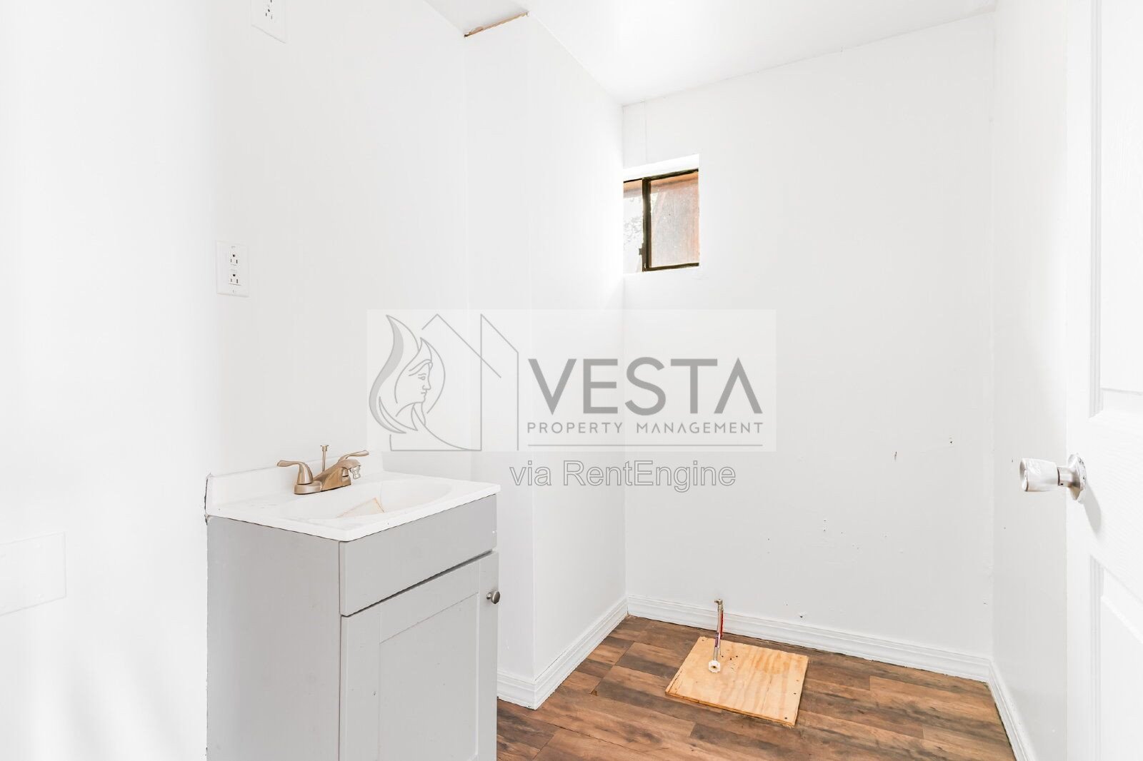 Versatile 754 Sq Ft Live/Work Space in Busy Waynesville Plaza property image