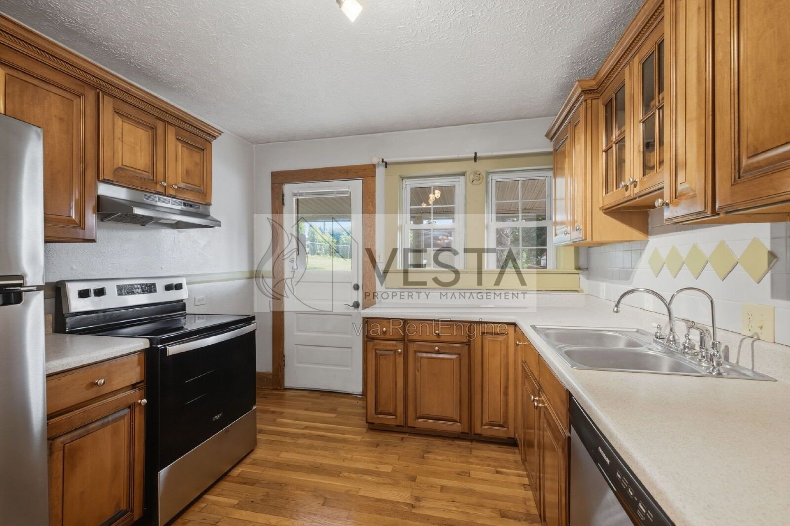 Top-Floor 2BR/1BA Duplex with Mountain Views – Utilities Covered property image
