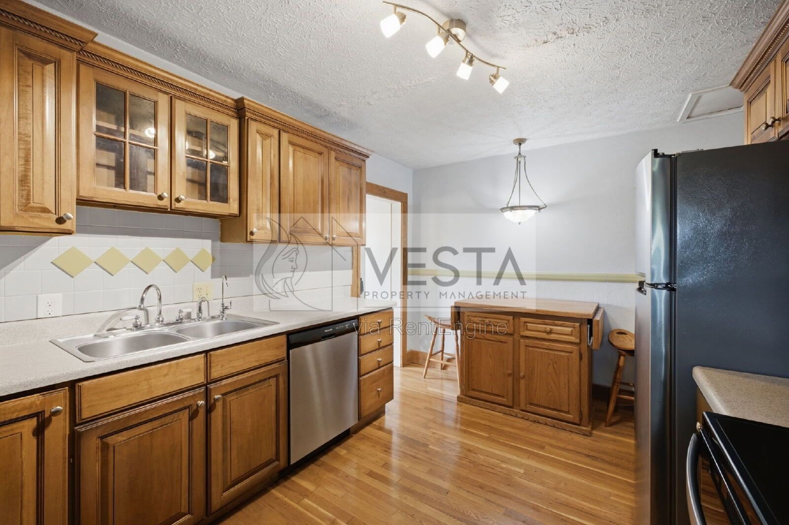 Top-Floor 2BR/1BA Duplex with Mountain Views – Utilities Covered property image