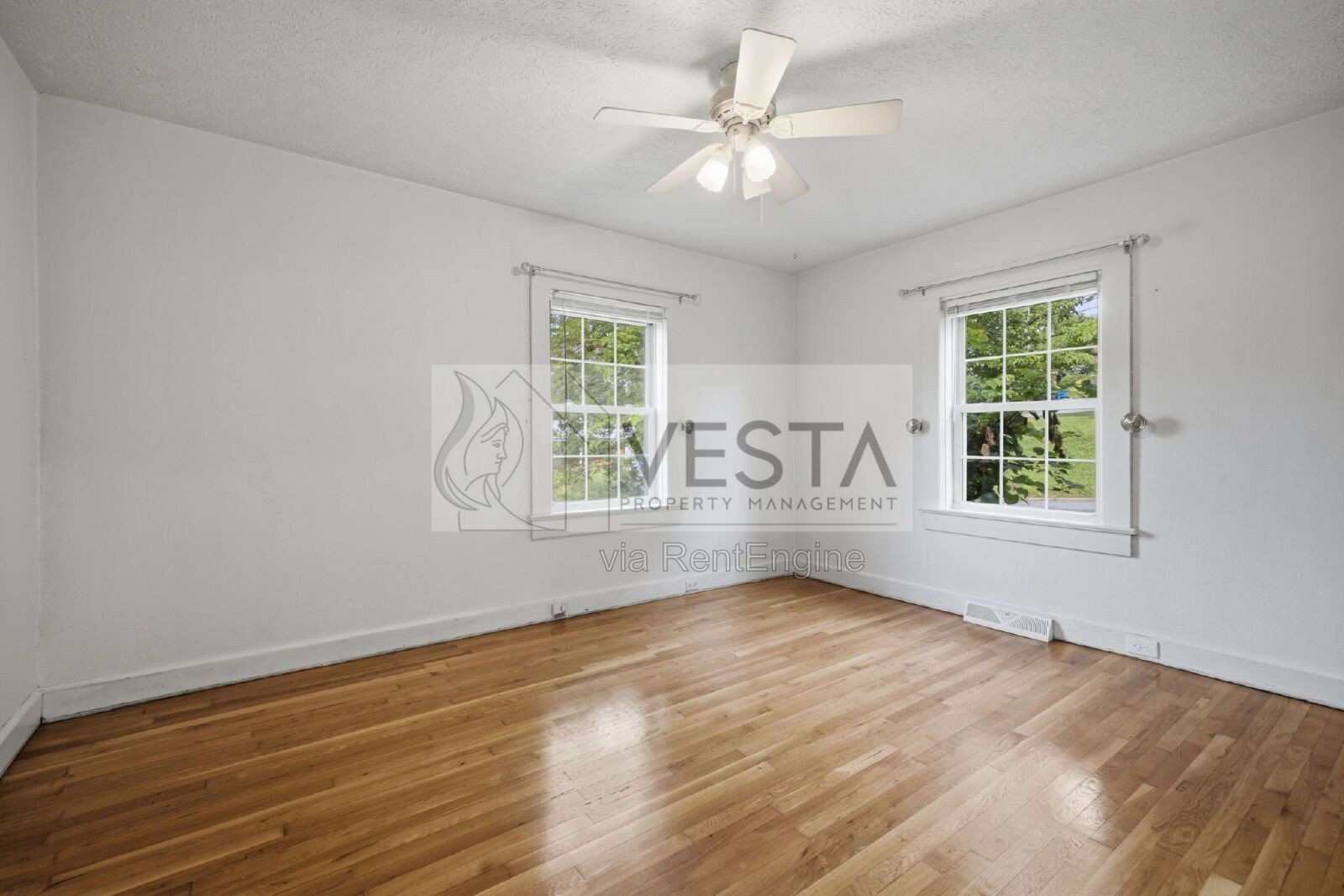 Top-Floor 2BR/1BA Duplex with Mountain Views – Utilities Covered property image