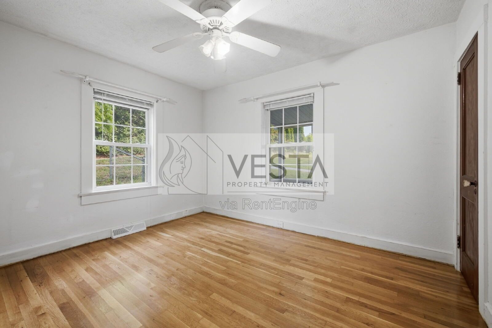 Top-Floor 2BR/1BA Duplex with Mountain Views – Utilities Covered property image