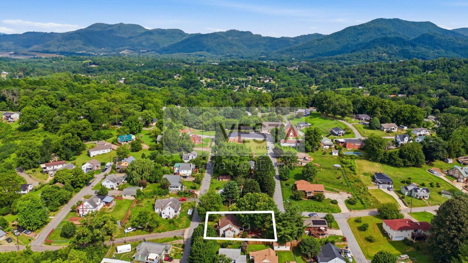 Top-Floor 2BR/1BA Duplex with Mountain Views – Utilities Covered property image