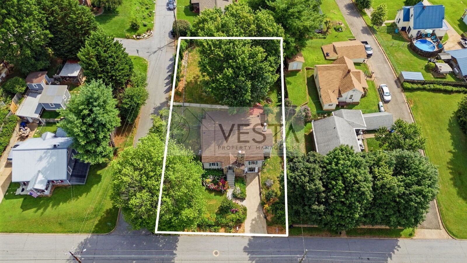 Top-Floor 2BR/1BA Duplex with Mountain Views – Utilities Covered property image