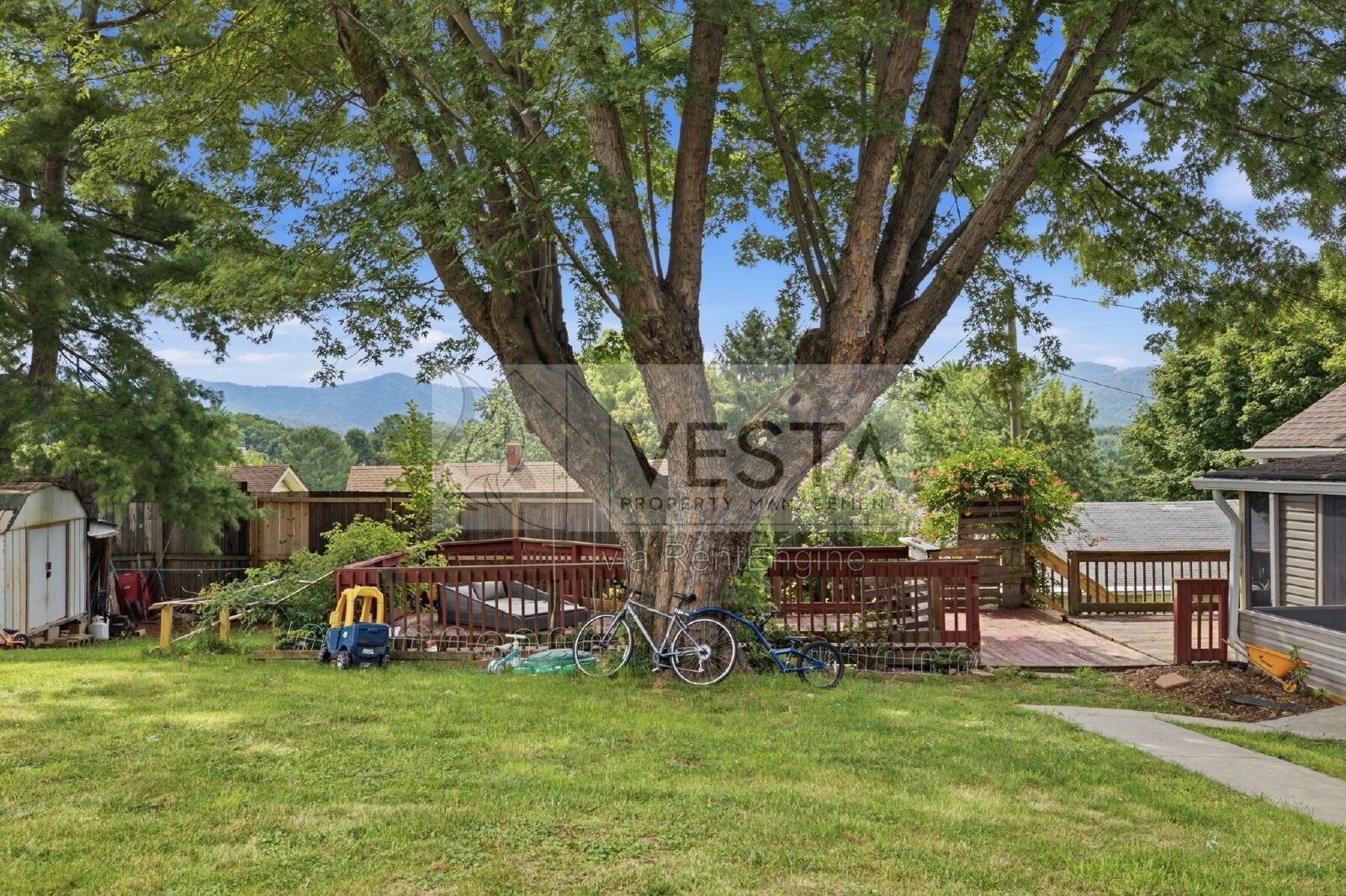 Top-Floor 2BR/1BA Duplex with Mountain Views – Utilities Covered property image