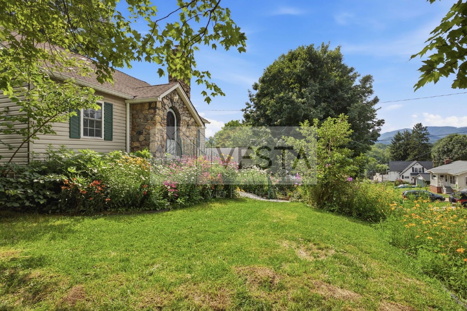 Top-Floor 2BR/1BA Duplex with Mountain Views – Utilities Covered property image