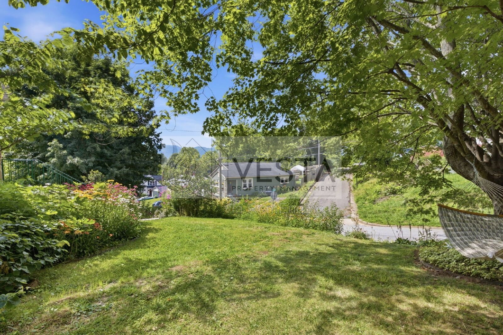 Top-Floor 2BR/1BA Duplex with Mountain Views – Utilities Covered property image