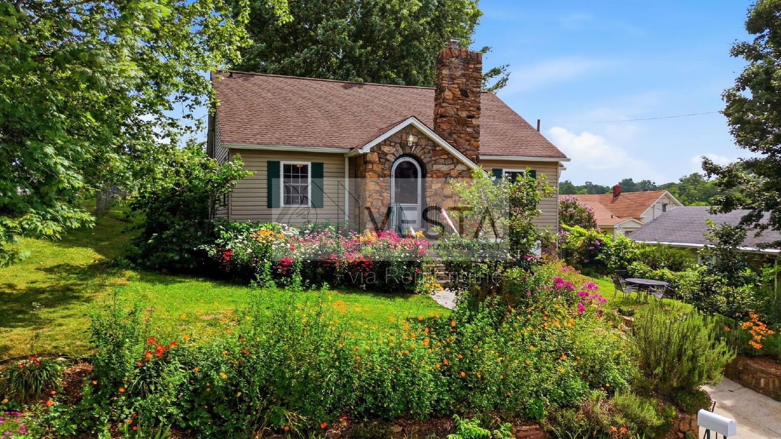 Top-Floor 2BR/1BA Duplex with Mountain Views – Utilities Covered property image