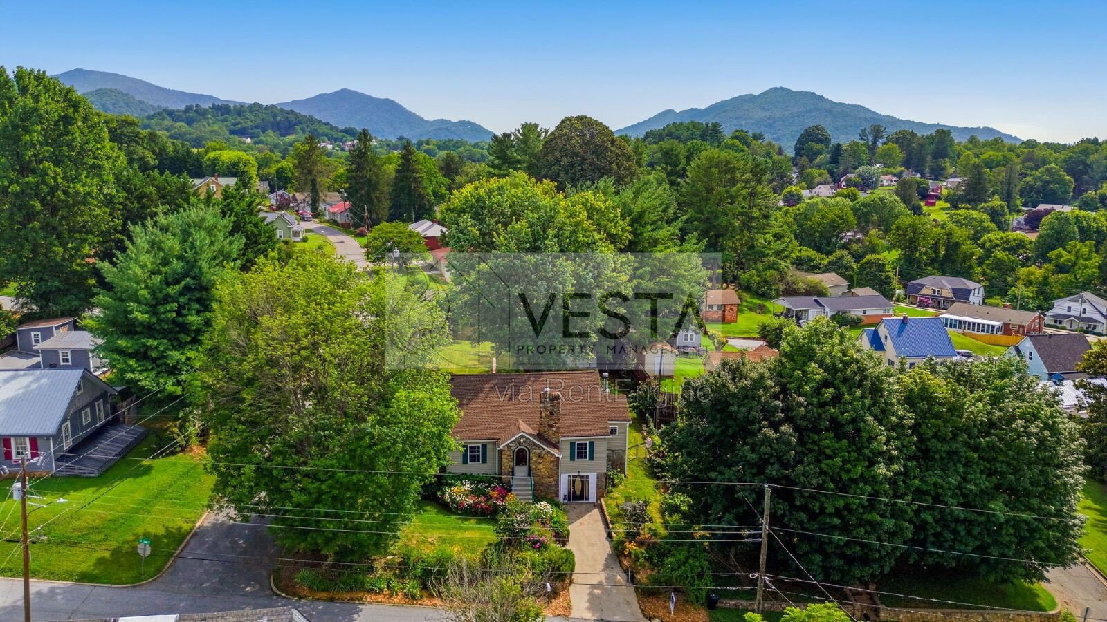 Top-Floor 2BR/1BA Duplex with Mountain Views – Utilities Covered property image