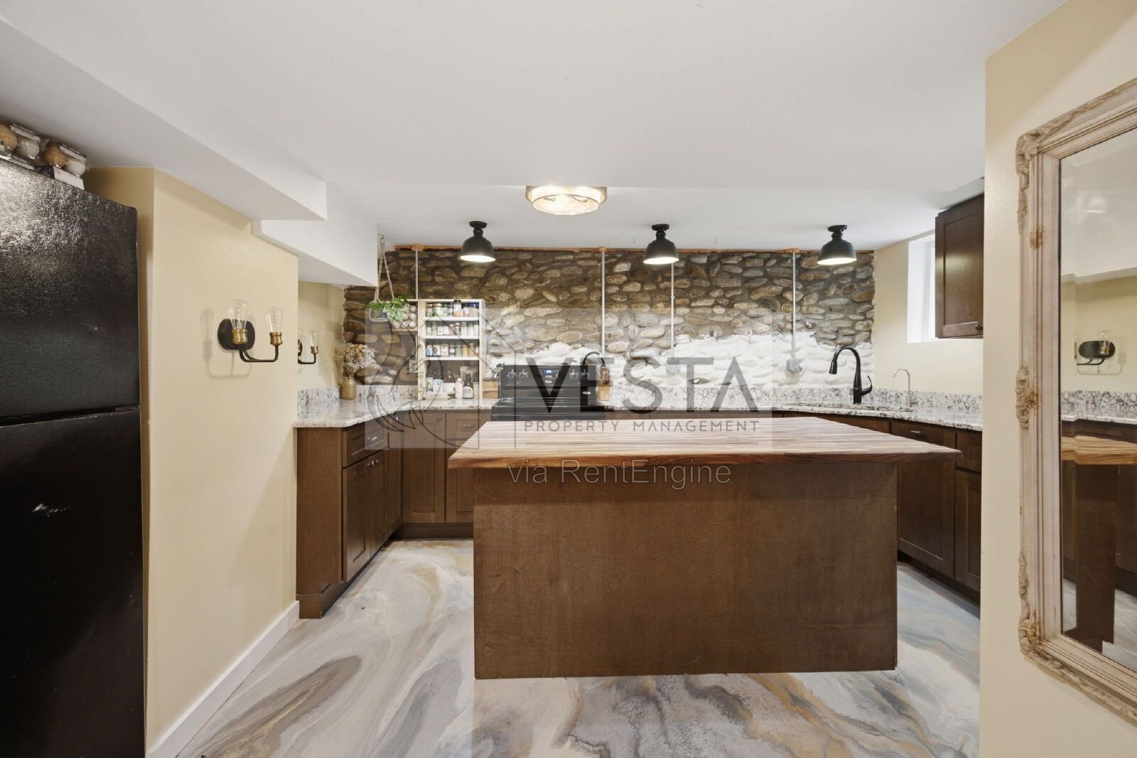 Top-Floor 2BR/1BA Duplex with Mountain Views – Utilities Covered property image