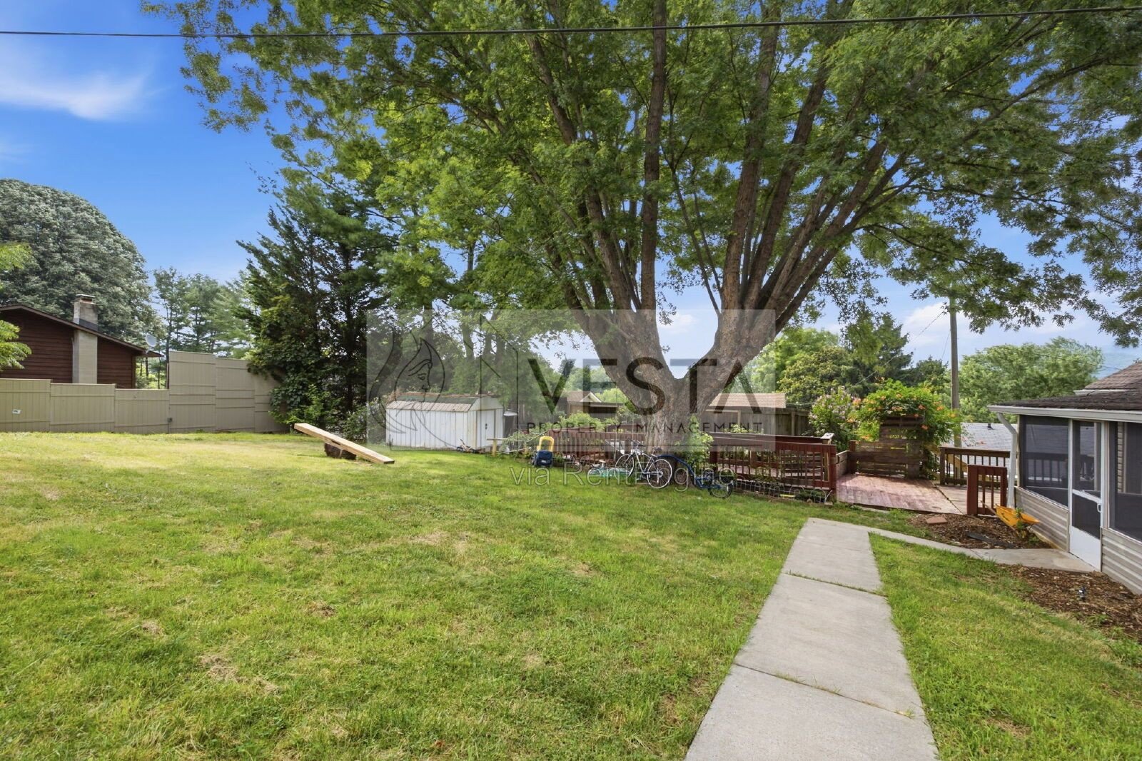 Top-Floor 2BR/1BA Duplex with Mountain Views – Utilities Covered property image