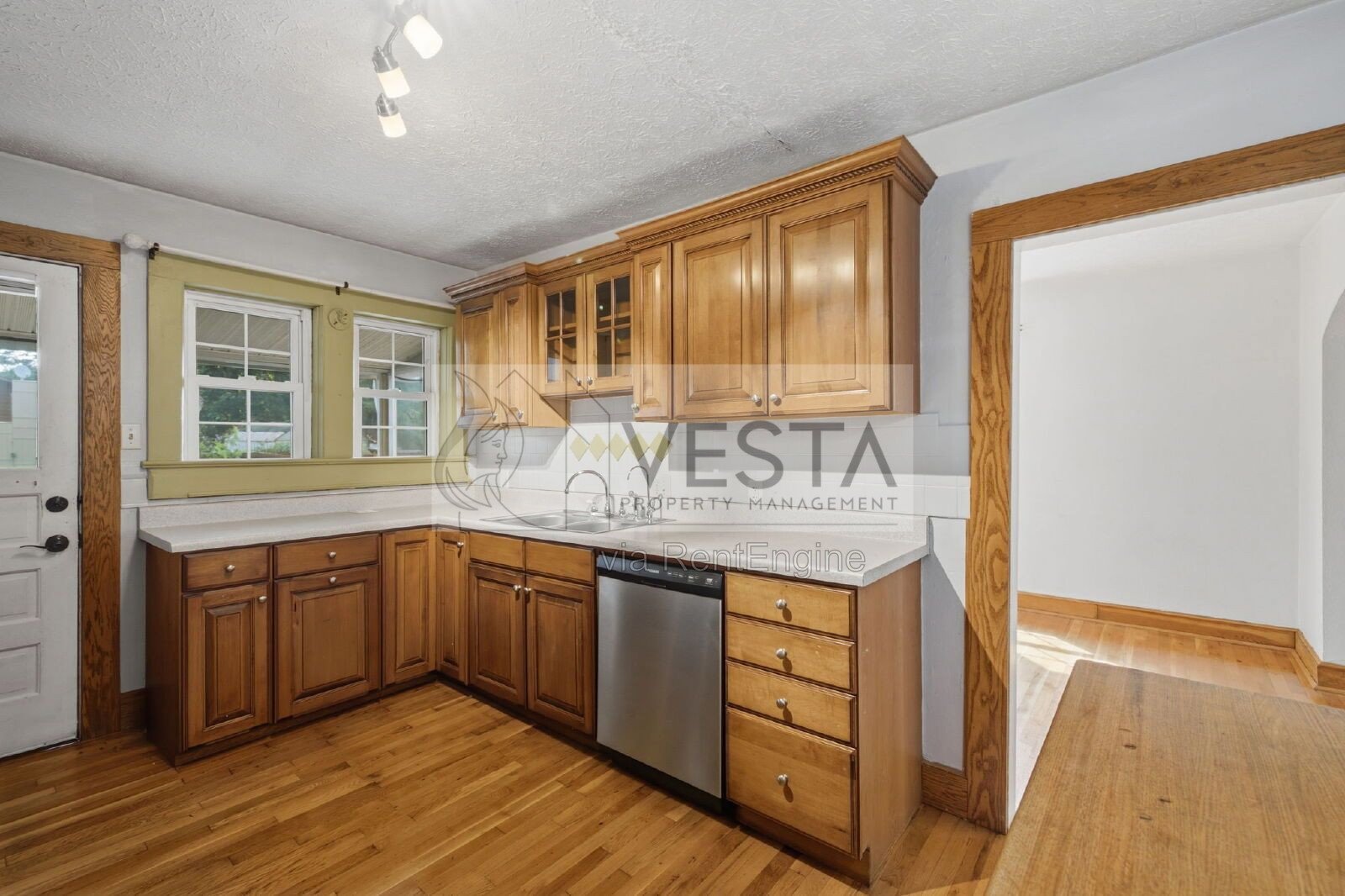 Top-Floor 2BR/1BA Duplex with Mountain Views – Utilities Covered property image