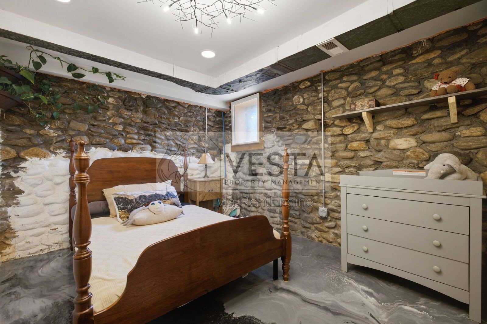 Top-Floor 2BR/1BA Duplex with Mountain Views – Utilities Covered property image