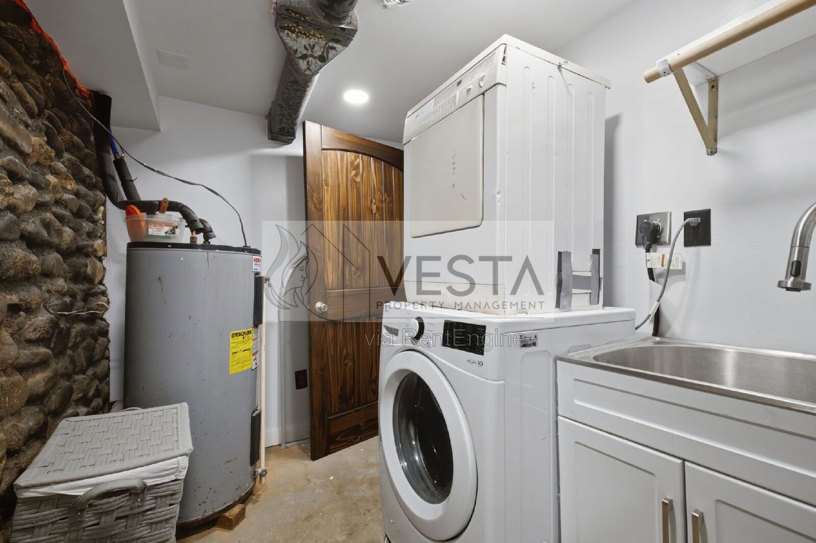 Top-Floor 2BR/1BA Duplex with Mountain Views – Utilities Covered property image