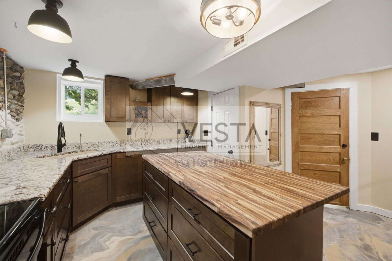 Top-Floor 2BR/1BA Duplex with Mountain Views – Utilities Covered property image