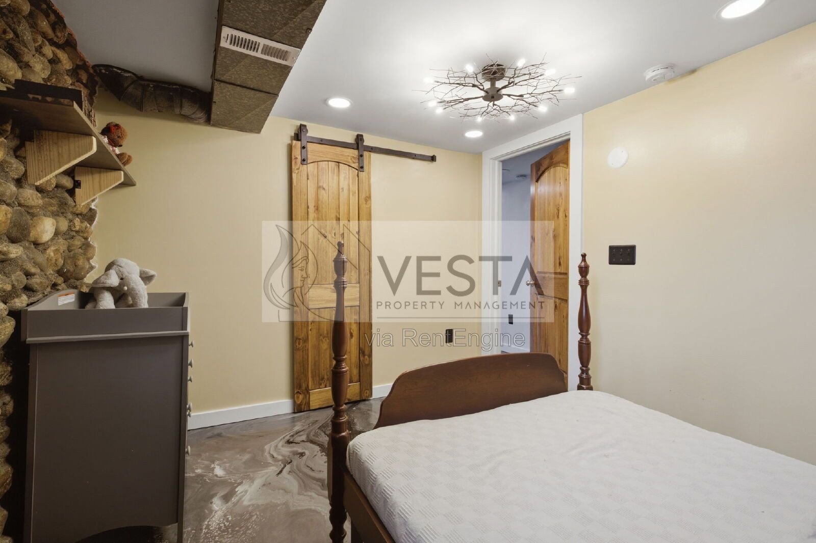Top-Floor 2BR/1BA Duplex with Mountain Views – Utilities Covered property image