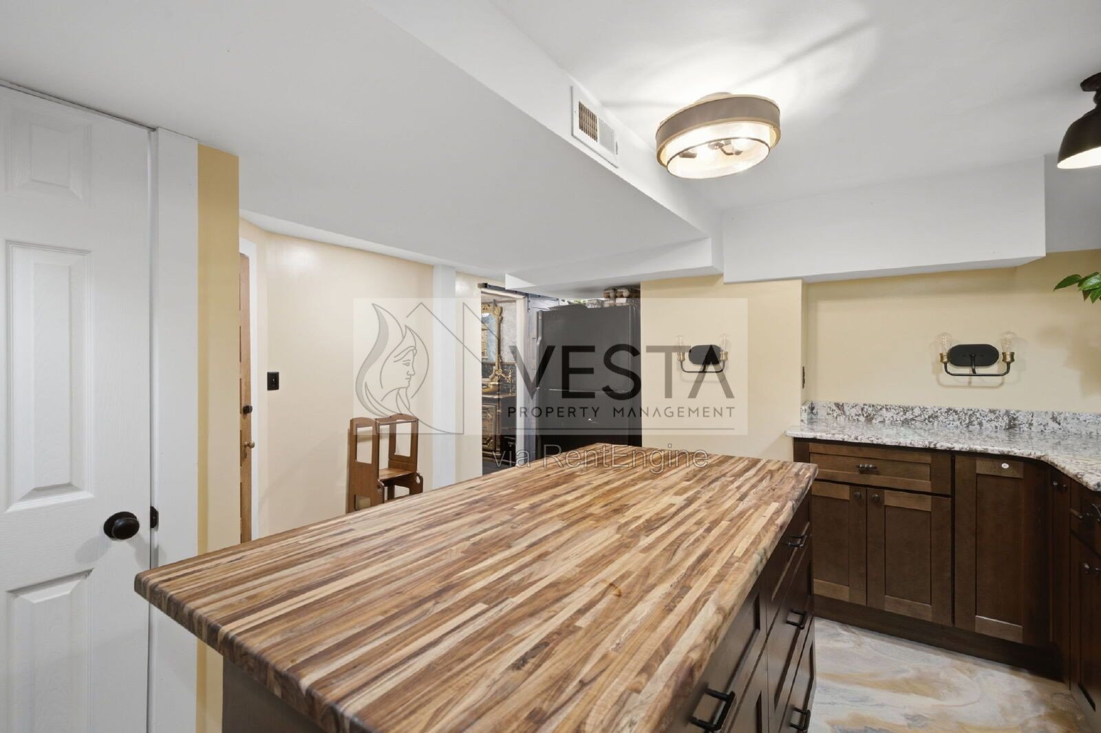 Top-Floor 2BR/1BA Duplex with Mountain Views – Utilities Covered property image