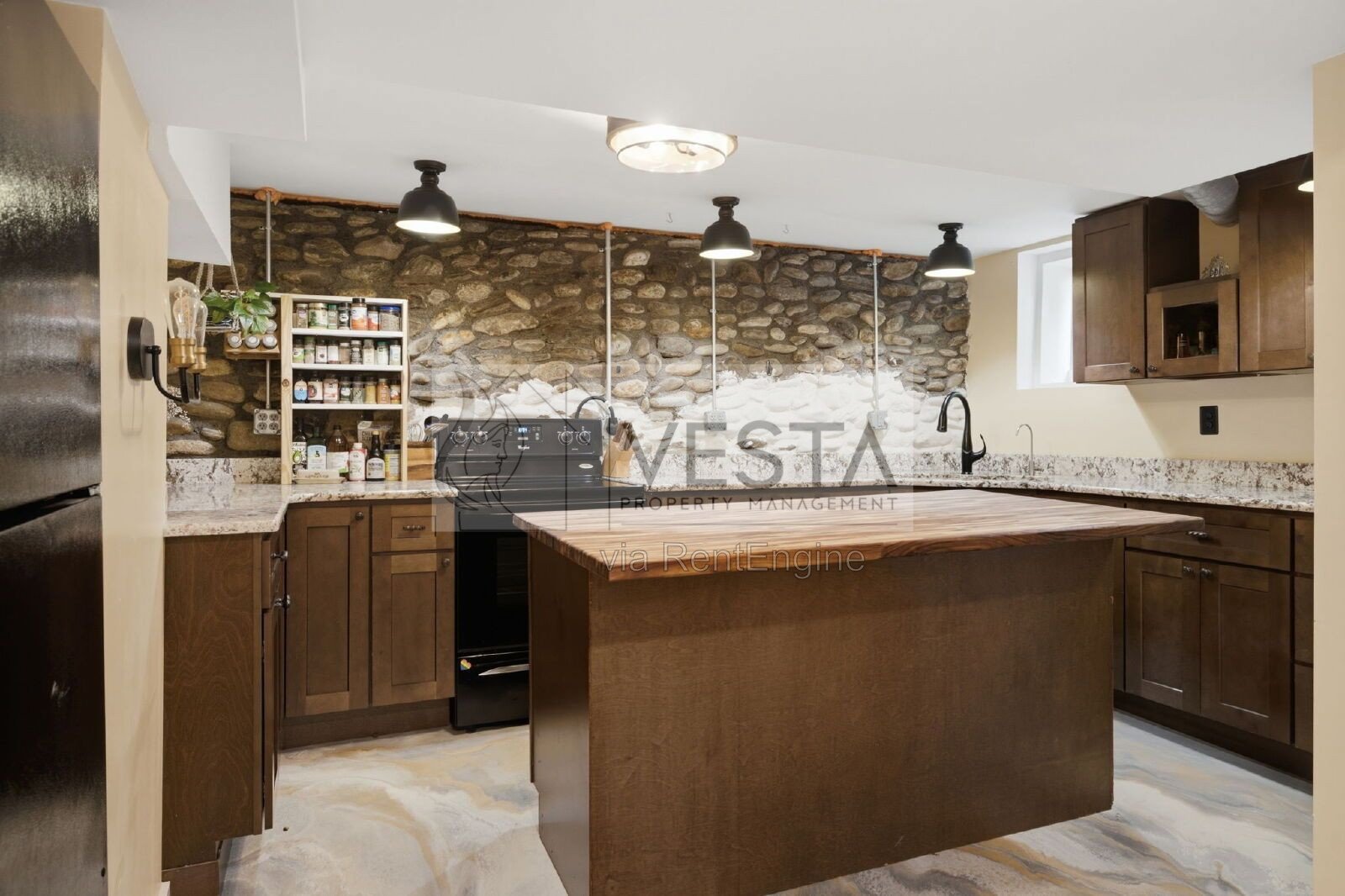 Top-Floor 2BR/1BA Duplex with Mountain Views – Utilities Covered property image