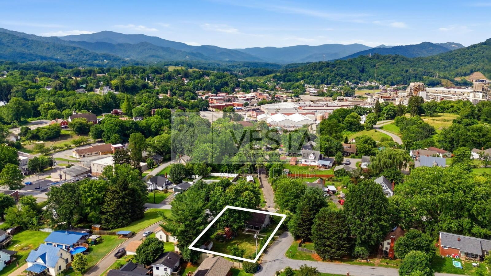 Top-Floor 2BR/1BA Duplex with Mountain Views – Utilities Covered property image