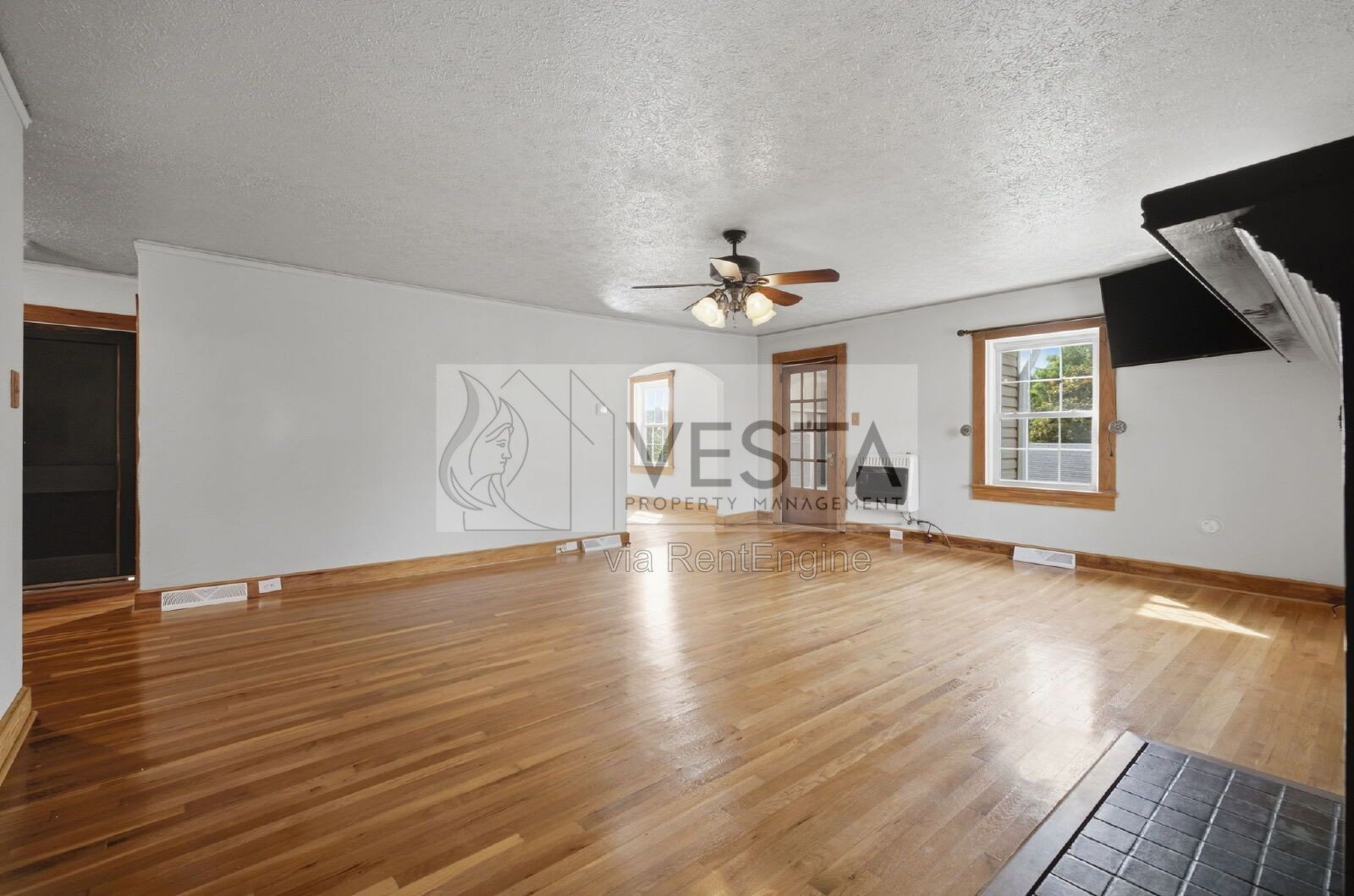 Top-Floor 2BR/1BA Duplex with Mountain Views – Utilities Covered property image