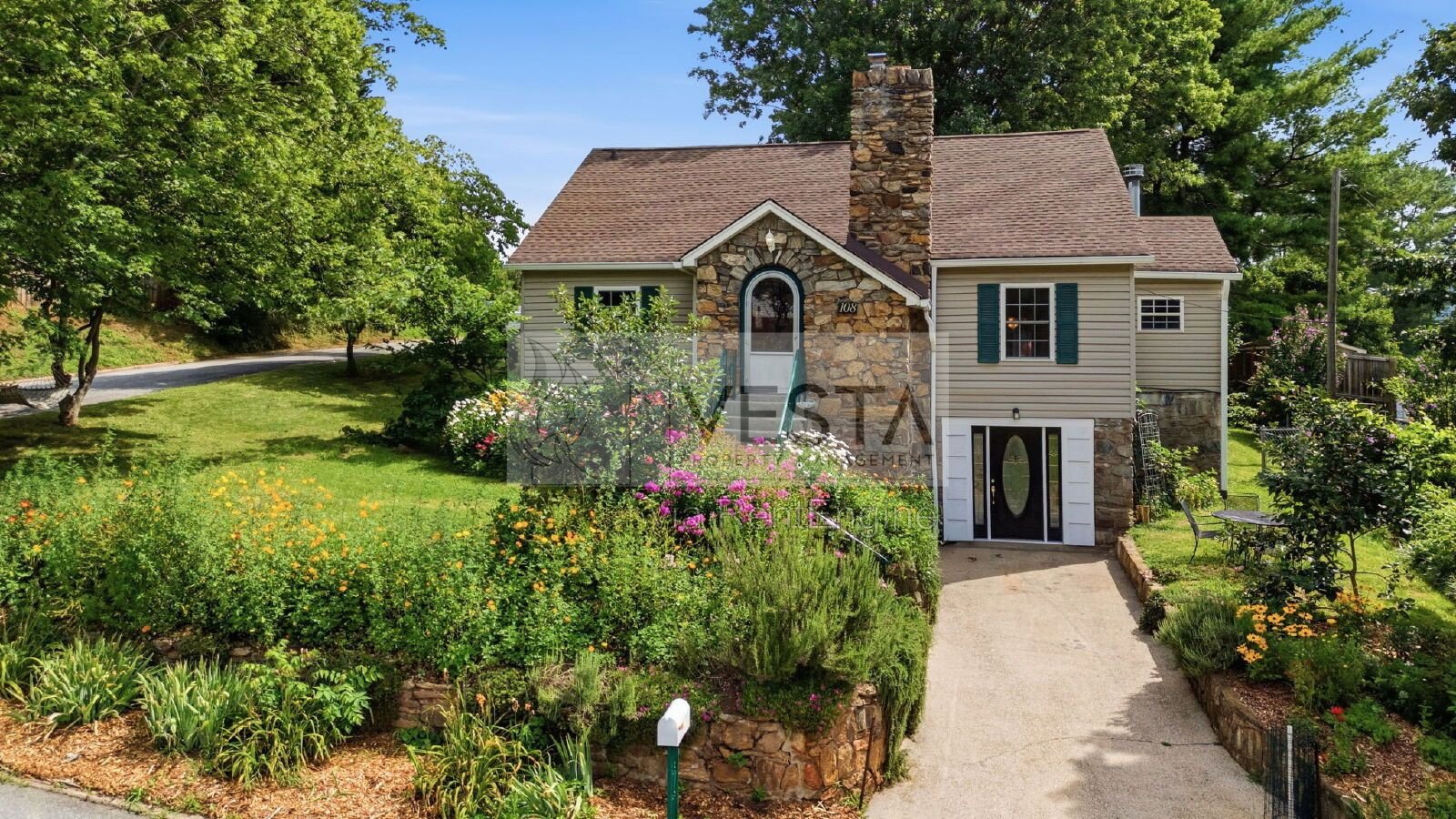 Top-Floor 2BR/1BA Duplex with Mountain Views – Utilities Covered property image
