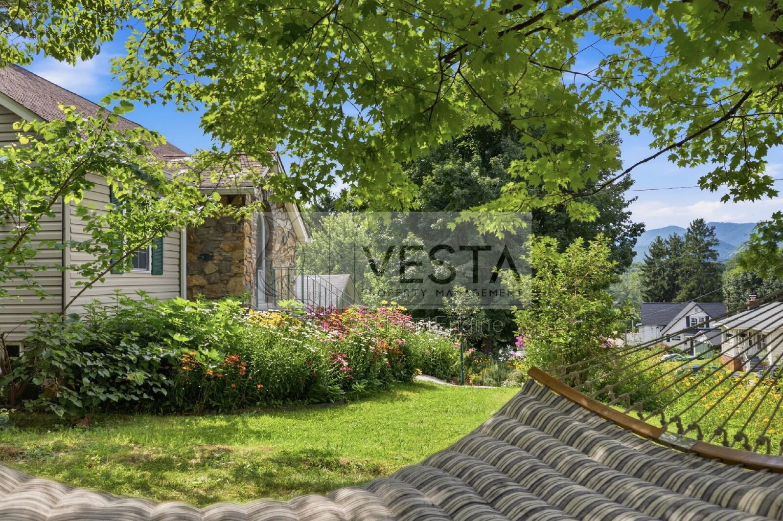 Top-Floor 2BR/1BA Duplex with Mountain Views – Utilities Covered property image