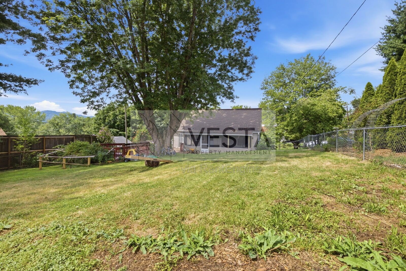 Top-Floor 2BR/1BA Duplex with Mountain Views – Utilities Covered property image