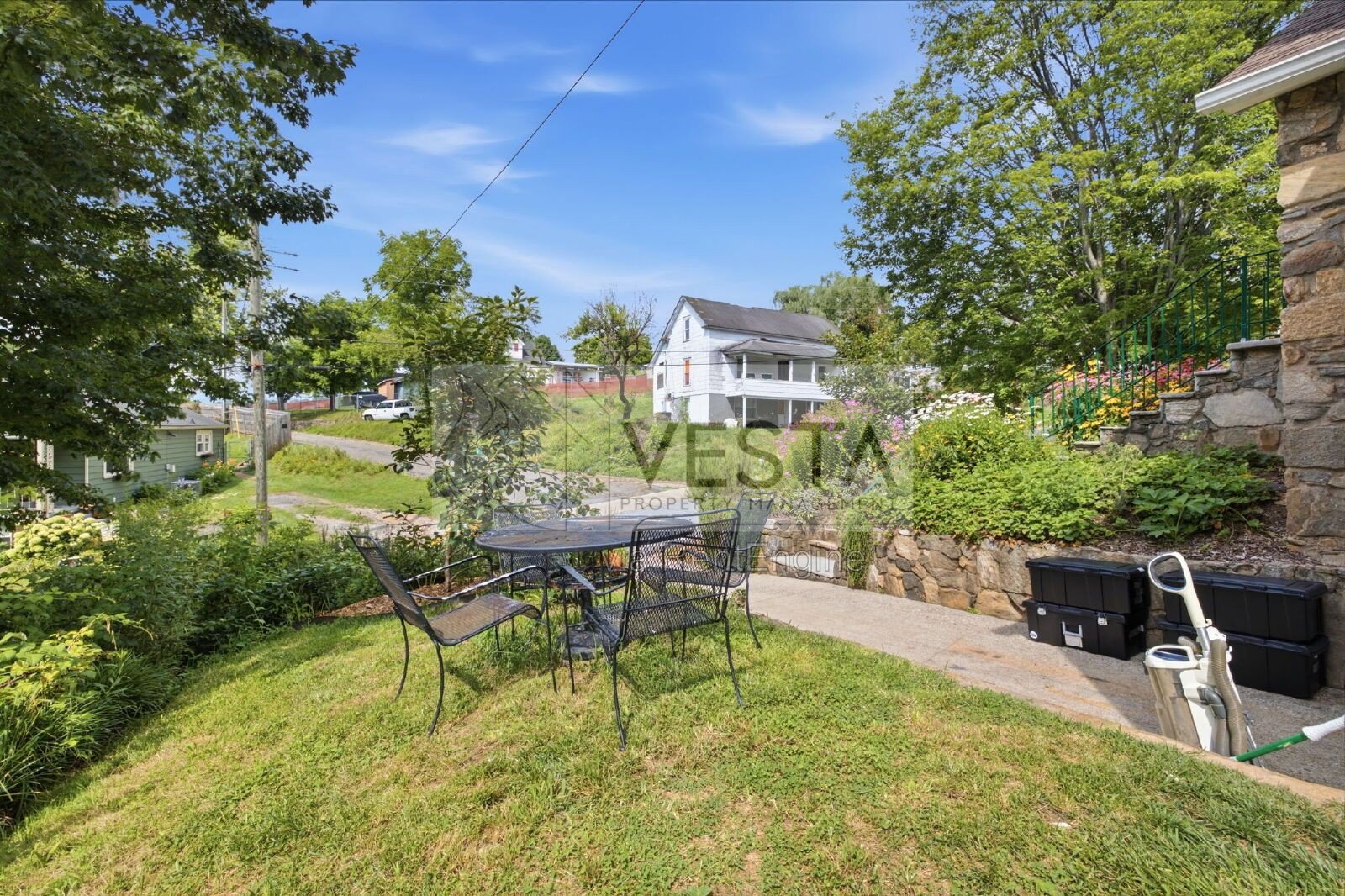 Top-Floor 2BR/1BA Duplex with Mountain Views – Utilities Covered property image