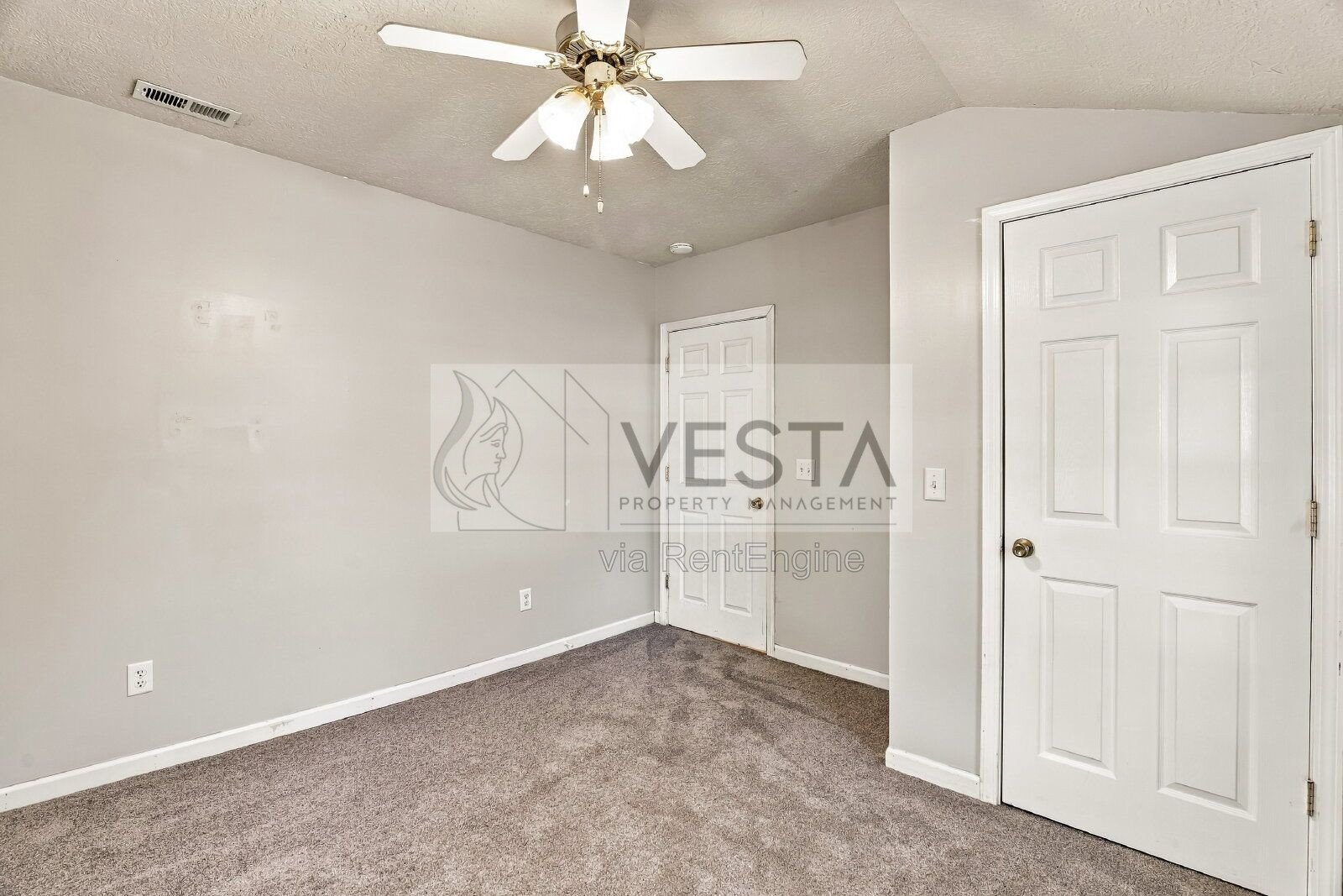 Charming 2BR/1BA Single-Family Home with Fenced Yard – Waynesville / Hazelwood Area property image