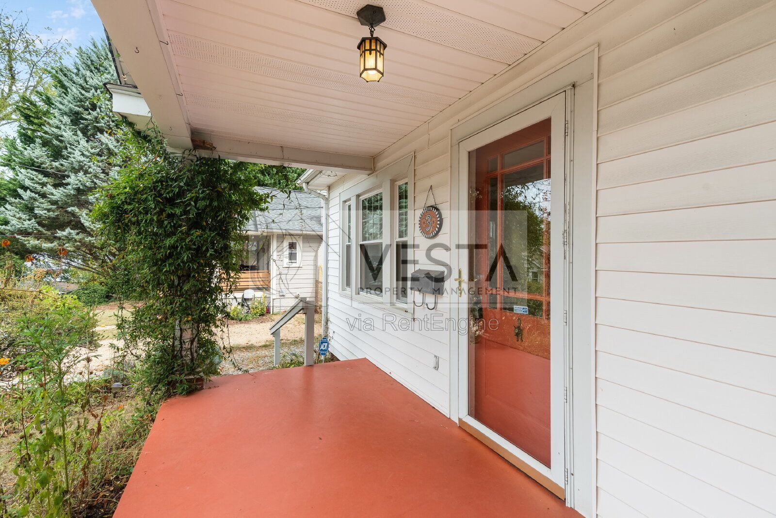 Charming 2-Bed Oasis in Asheville - Perfect Blend of Comfort and Convenience! property image