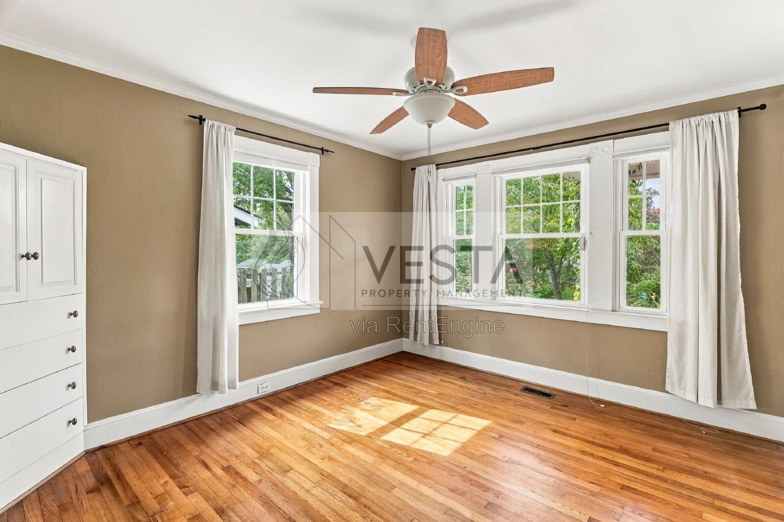 Charming 2-Bed Oasis in Asheville - Perfect Blend of Comfort and Convenience! property image