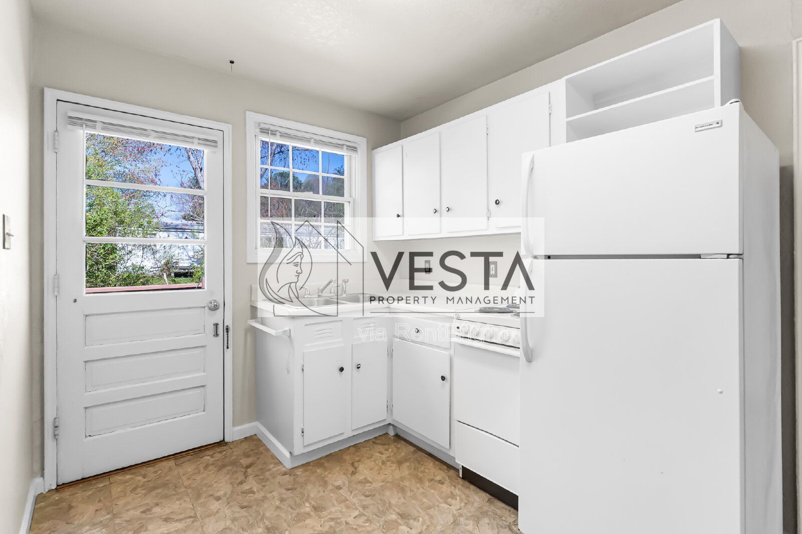 Charming 2BR/1BA Duplex with Private Deck in Peaceful Leicester Cul-de-Sac property image