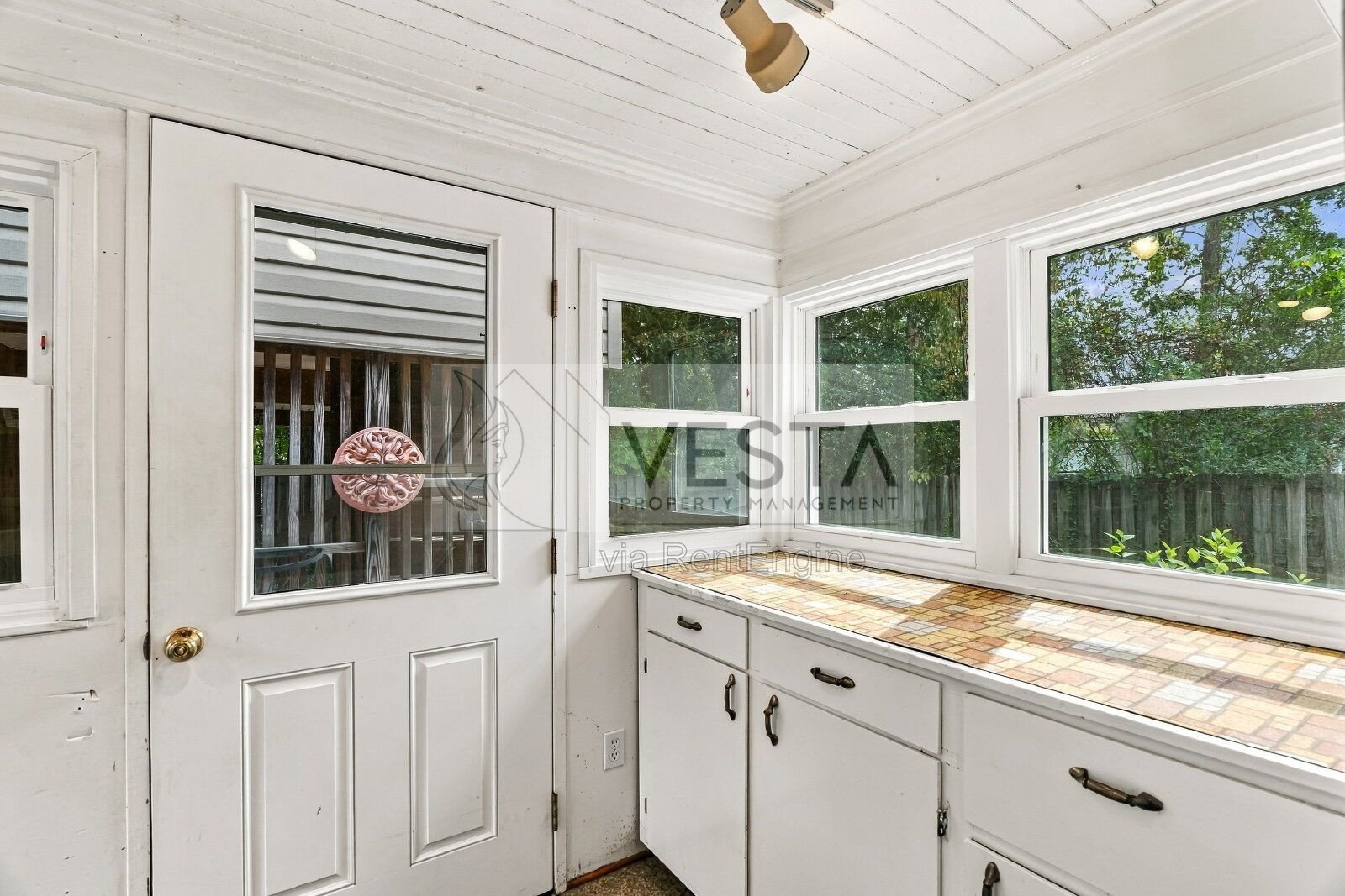 Charming 2-Bed Oasis in Asheville - Perfect Blend of Comfort and Convenience! property image