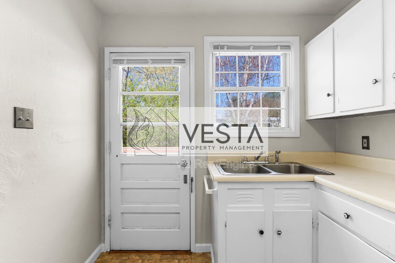 Charming 2BR/1BA Duplex with Private Deck in Peaceful Leicester Cul-de-Sac property image