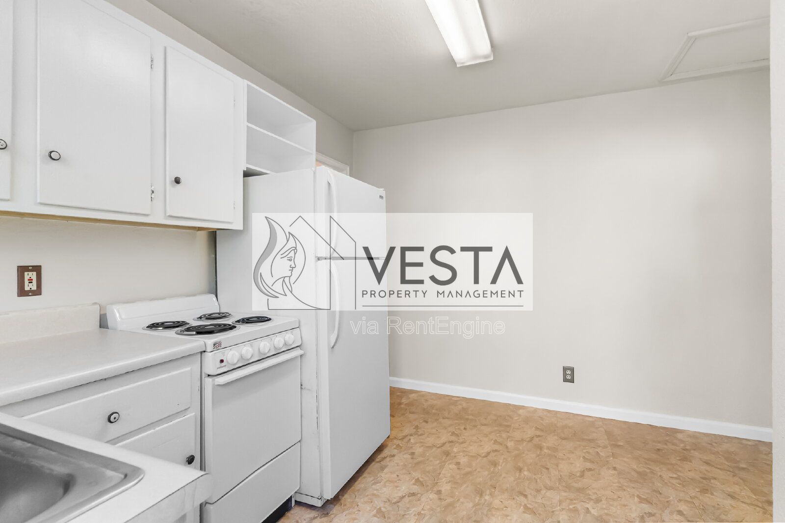 Charming 2BR/1BA Duplex with Private Deck in Peaceful Leicester Cul-de-Sac property image