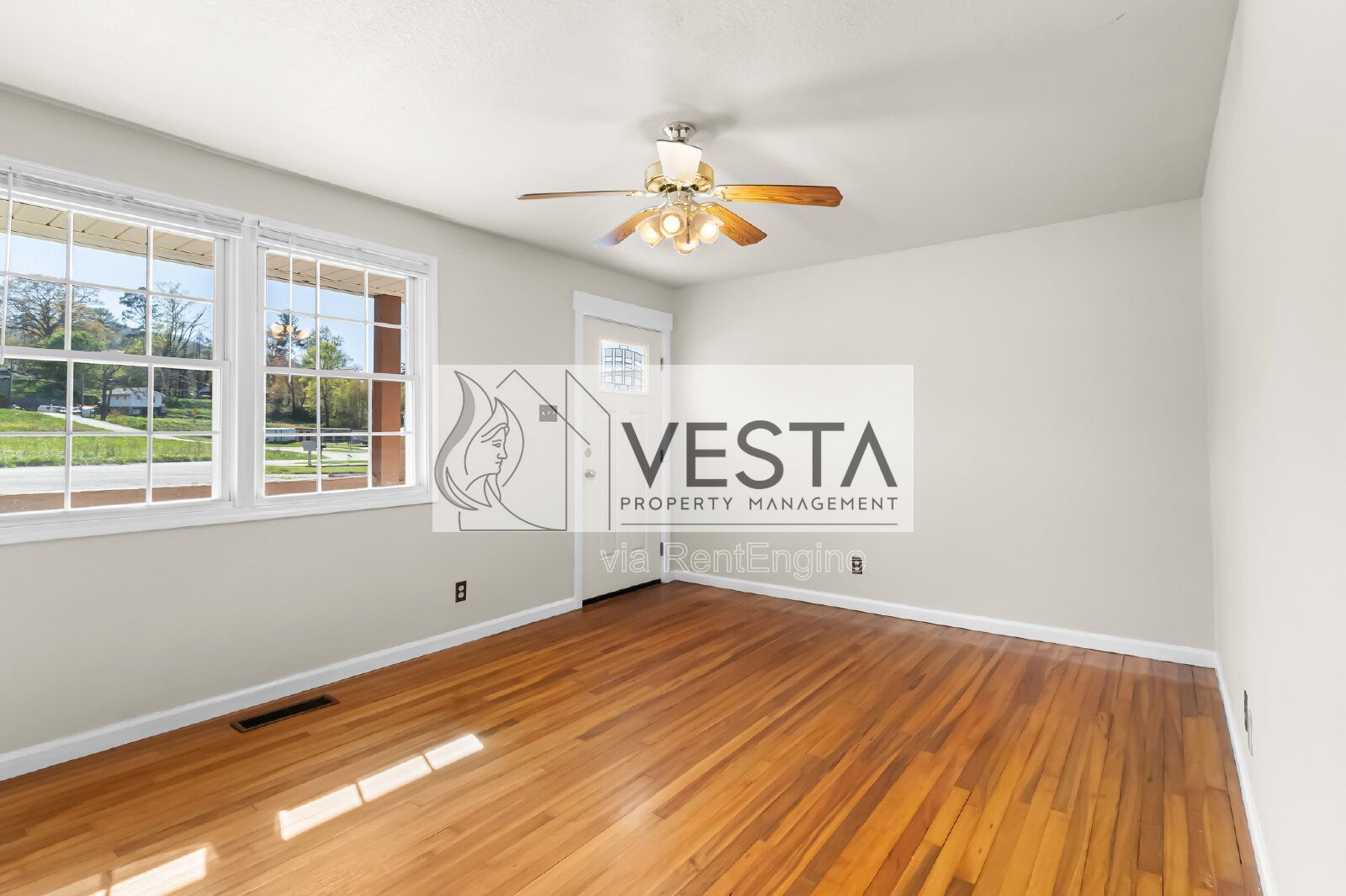 Charming 2BR/1BA Duplex with Private Deck in Peaceful Leicester Cul-de-Sac property image