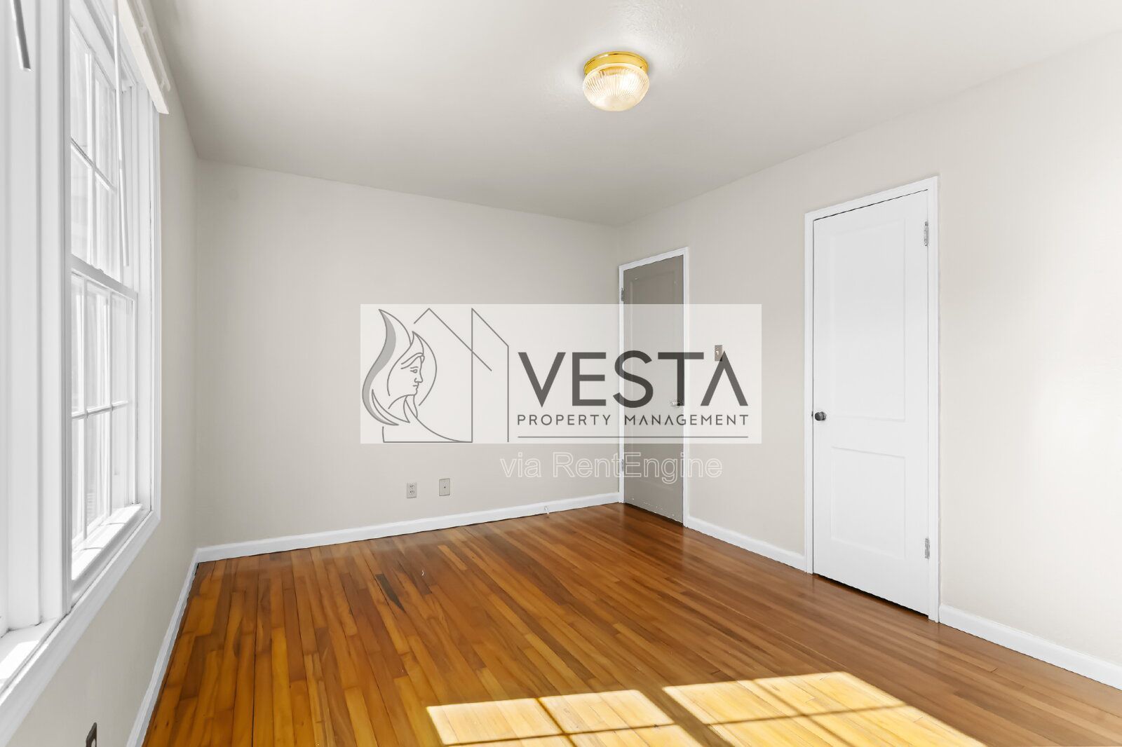 Charming 2BR/1BA Duplex with Private Deck in Peaceful Leicester Cul-de-Sac property image