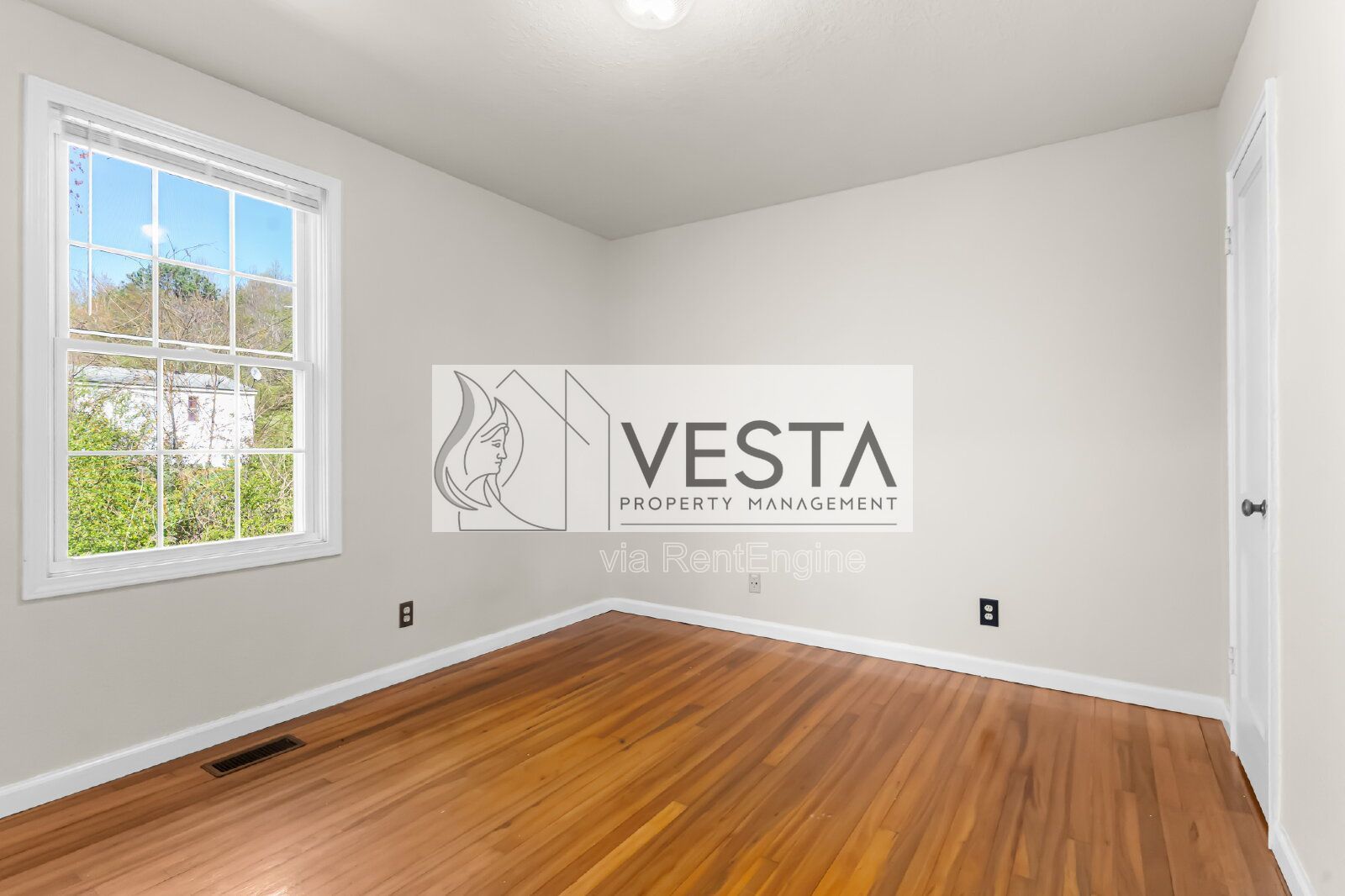 Charming 2BR/1BA Duplex with Private Deck in Peaceful Leicester Cul-de-Sac property image