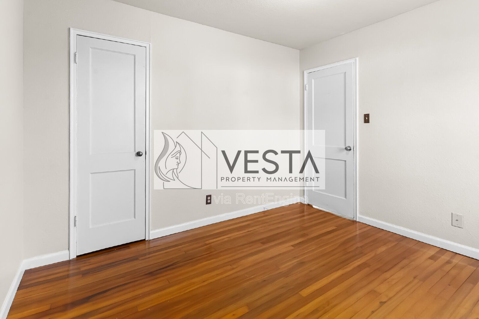 Charming 2BR/1BA Duplex with Private Deck in Peaceful Leicester Cul-de-Sac property image