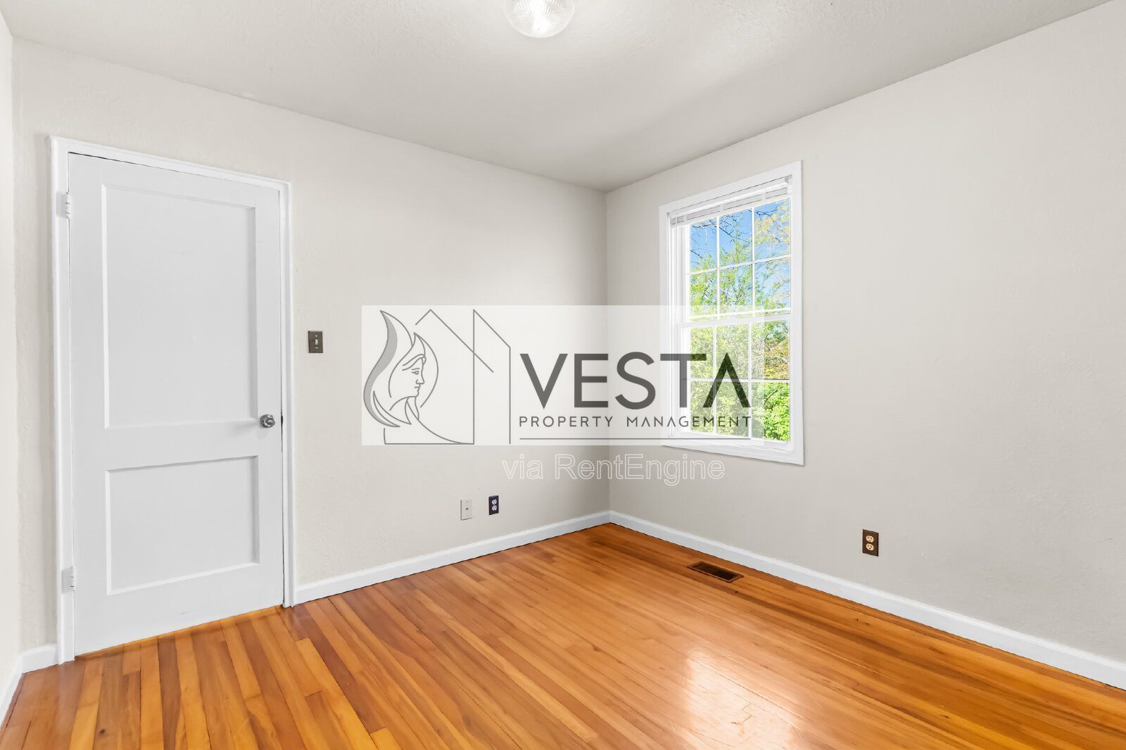 Charming 2BR/1BA Duplex with Private Deck in Peaceful Leicester Cul-de-Sac property image
