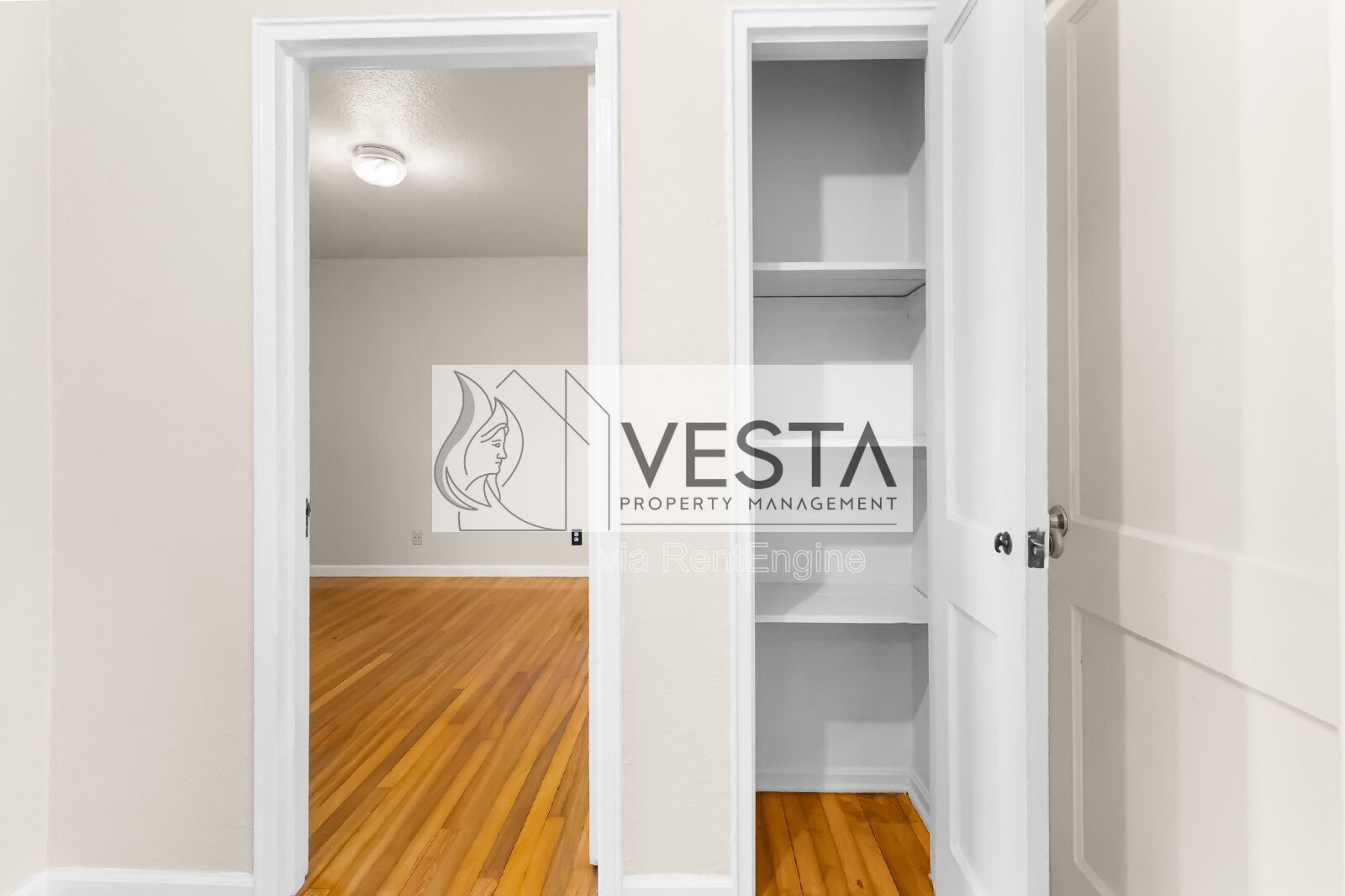 Charming 2BR/1BA Duplex with Private Deck in Peaceful Leicester Cul-de-Sac property image