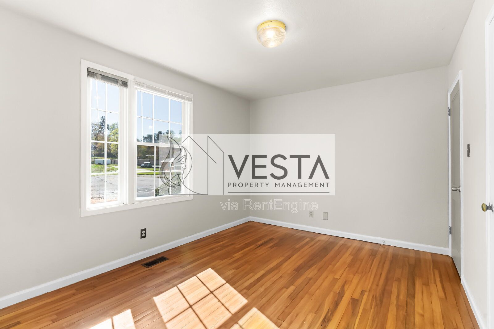 Charming 2BR/1BA Duplex with Private Deck in Peaceful Leicester Cul-de-Sac property image
