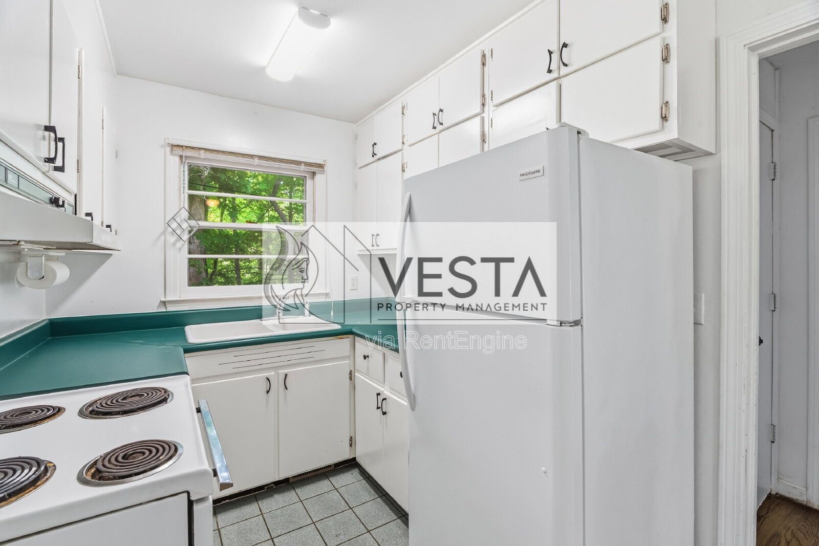 Two-Bedroom Cottage w/ Large Garage - Minutes to Hendersonville property image